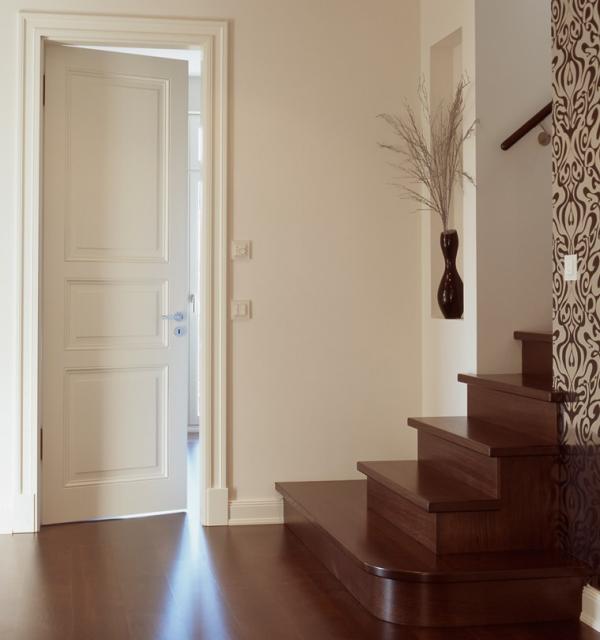 Weiße Zimmertür aus Holz mit Zierleisten in Neuss
